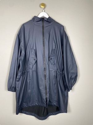 Lala Berlin str. L/XL <br/> sort regnfrakke med tryk bagpå