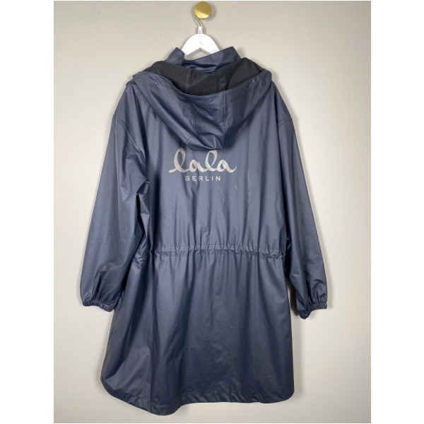 Lala Berlin str. L/XL <br/> sort regnfrakke med tryk bagpå - Billede 3