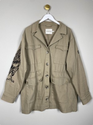 Munthe str. 44 <br/> grøn jakke med broderi på ærmet
