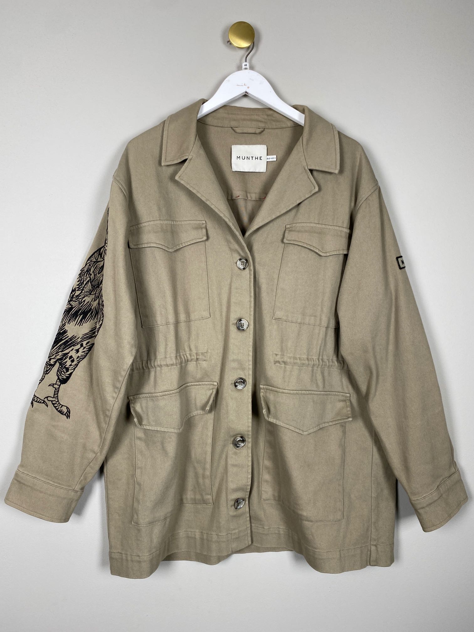 Munthe str. 44 <br/> grøn jakke med broderi på ærmet