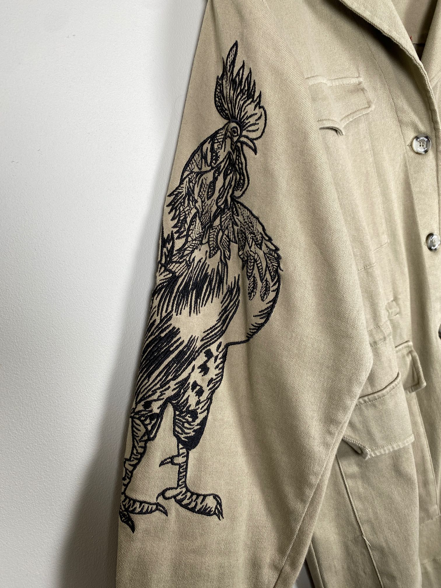 Munthe str. 44 <br/> grøn jakke med broderi på ærmet - Billede 2