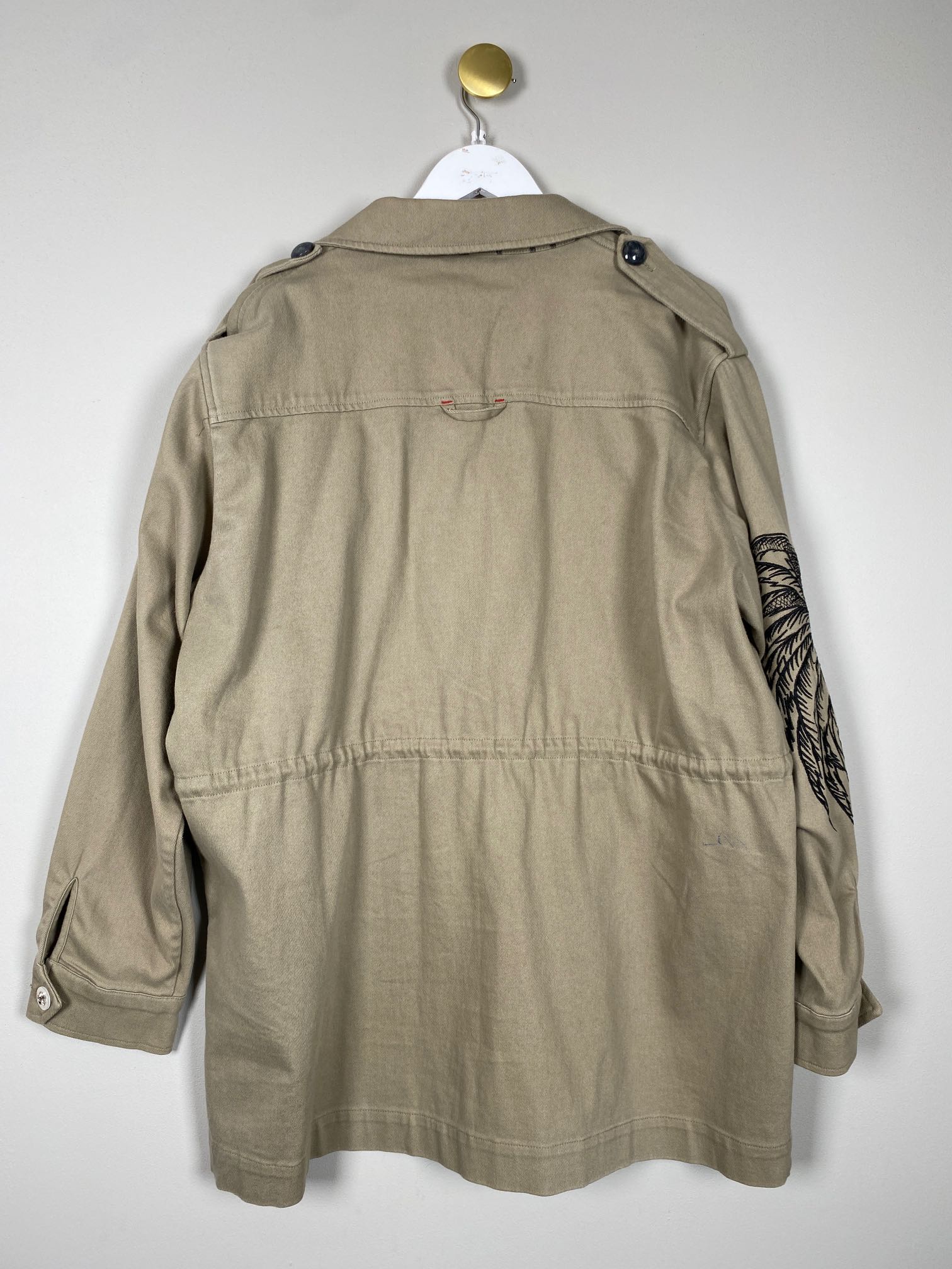 Munthe str. 44 <br/> grøn jakke med broderi på ærmet - Billede 3