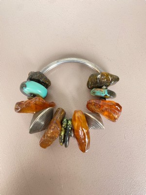 armbånd <br/> med sten og rav