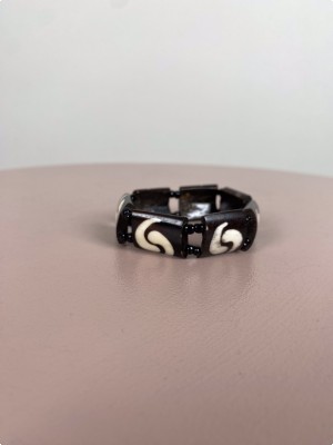 Armbånd <br/b> i ben i sort og hvid
