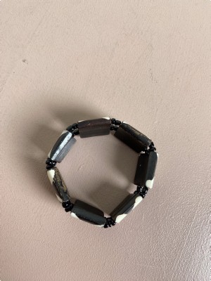 Armbånd <br/b> i ben i sort og hvid
