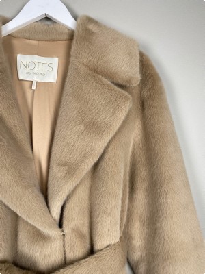 Notes du Nord str. M/L <br/> lang beige frakke