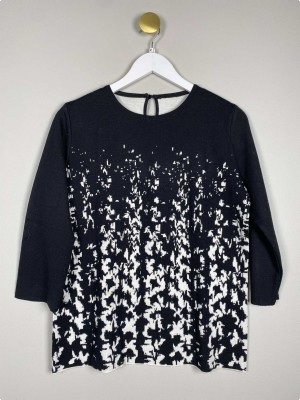 Sort bluse str. M <br/> med hvidt mønster