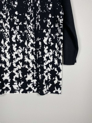 Sort bluse str. M <br/> med hvidt mønster