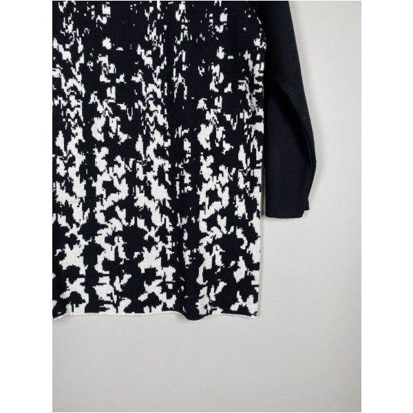 Sort bluse str. M <br/> med hvidt mønster - Billede 2