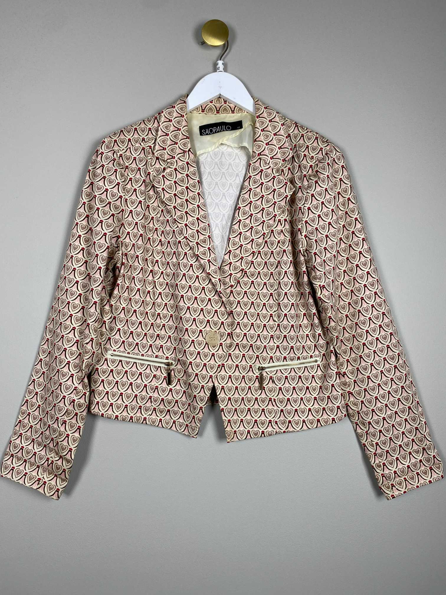 Sao Paulo str. 40/42 <br/> kort blazer med hjertemønster