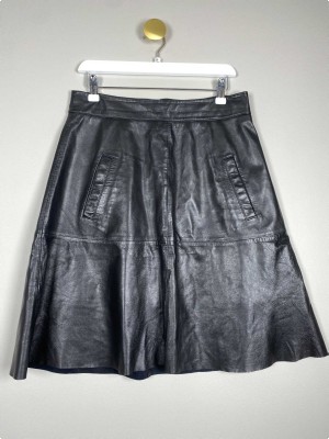 Mads Nørgaard str. 36 <br/> sort lædernederdel