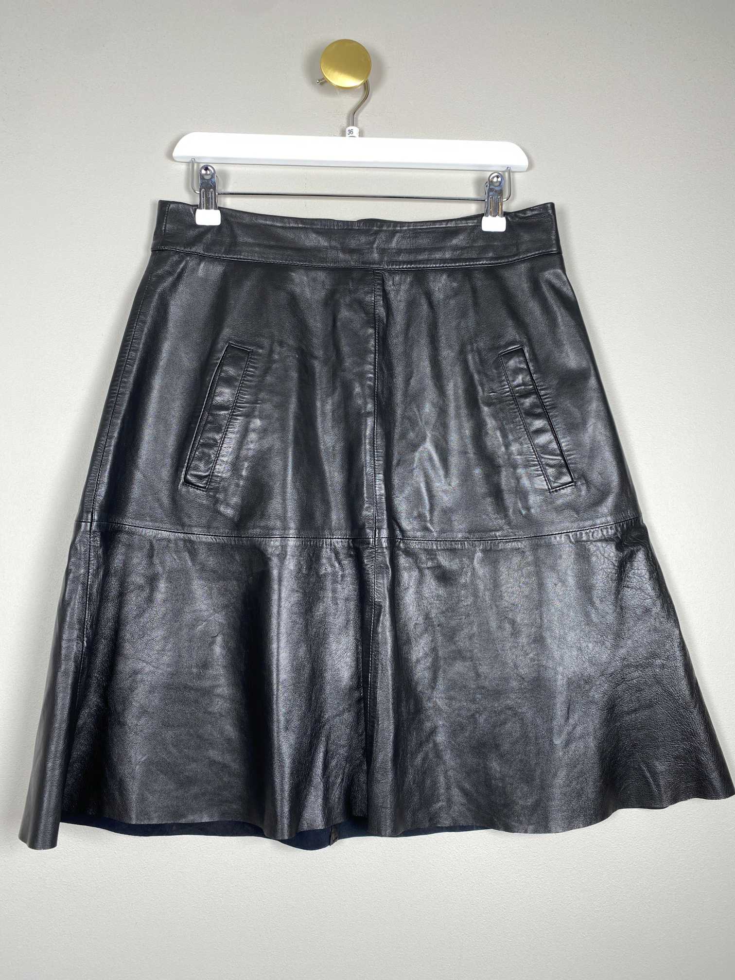 Mads Nørgaard str. 36 <br/> sort lædernederdel