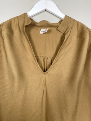 By Malene Birger str. 44 <br/> olivengrøn bluse