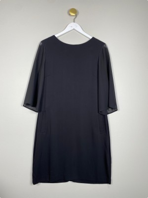 Sand str. 40 <br/> sort kjole med transparente ærmer