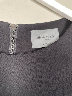 Sand str. 40 <br/> sort kjole med transparente ærmer