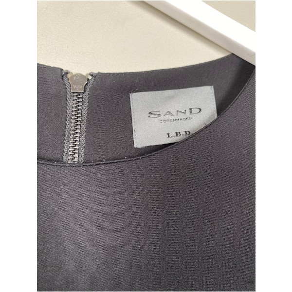 Sand str. 40 <br/> sort kjole med transparente ærmer - Billede 2