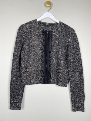 Sand str. M <br/> kort cardigan med flæser ved lynlås