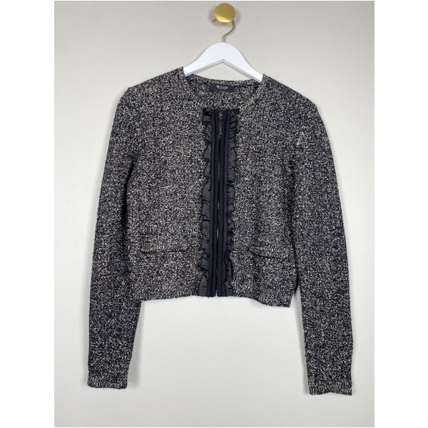 Sand str. M <br/> kort cardigan med flæser ved lynlås