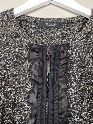 Sand str. M <br/> kort cardigan med flæser ved lynlås