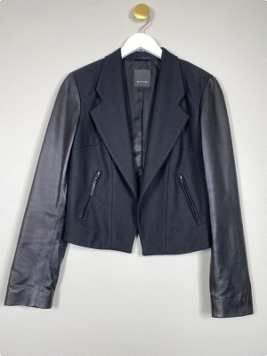 Sand str. 38 <br/> kort sort blazer med skindærmer