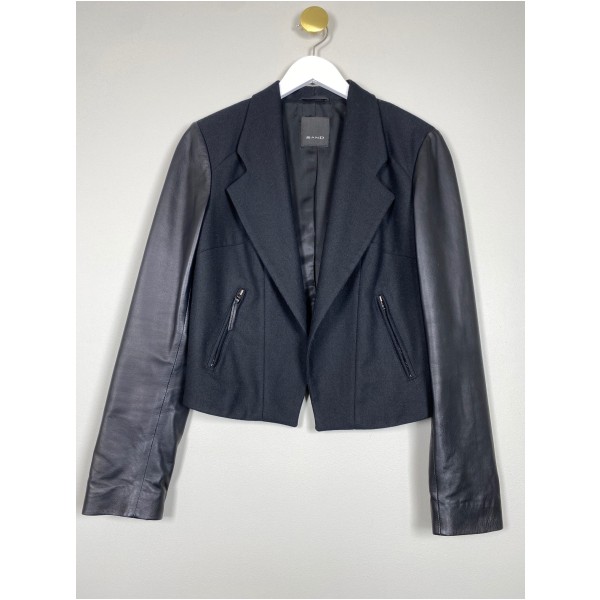 Sand str. 38 <br/> kort sort blazer med skindærmer