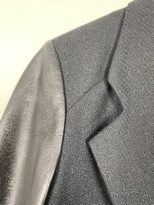 Sand str. 38 <br/> kort sort blazer med skindærmer