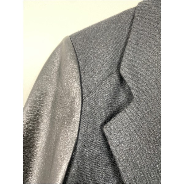 Sand str. 38 <br/> kort sort blazer med skindærmer - Billede 2
