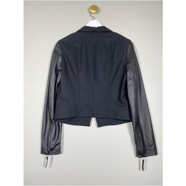 Sand str. 38 <br/> kort sort blazer med skindærmer - Billede 4
