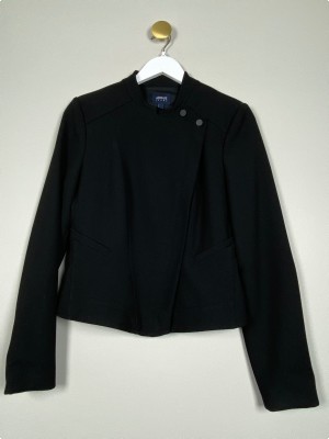 Armani Jeans str. 42 <br/> kort sort jakke med asymmetrisk luk, fitter småt