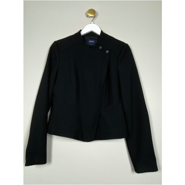 Armani Jeans str. 42 <br/> kort sort jakke med asymmetrisk luk, fitter småt