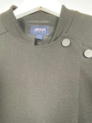 Armani Jeans str. 42 <br/> kort sort jakke med asymmetrisk luk, fitter småt