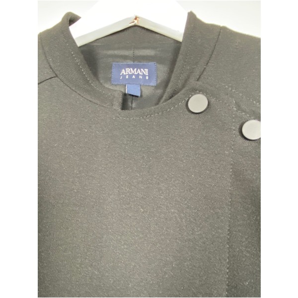 Armani Jeans str. 42 <br/> kort sort jakke med asymmetrisk luk, fitter småt - Billede 2