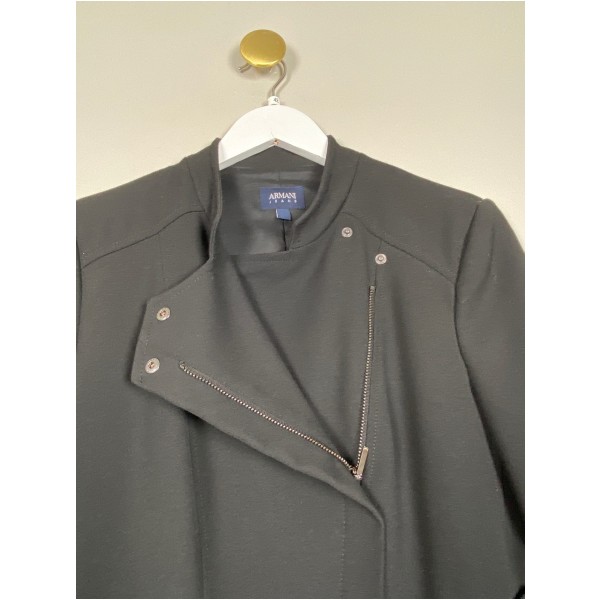 Armani Jeans str. 42 <br/> kort sort jakke med asymmetrisk luk, fitter småt - Billede 4