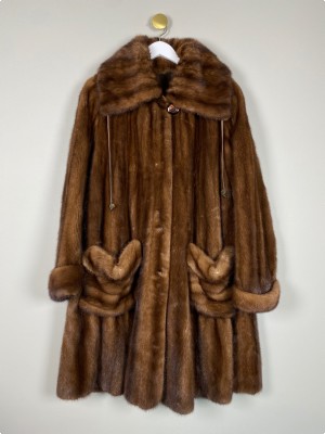 Saga Mink str. 40/42 <br/> med stor krave