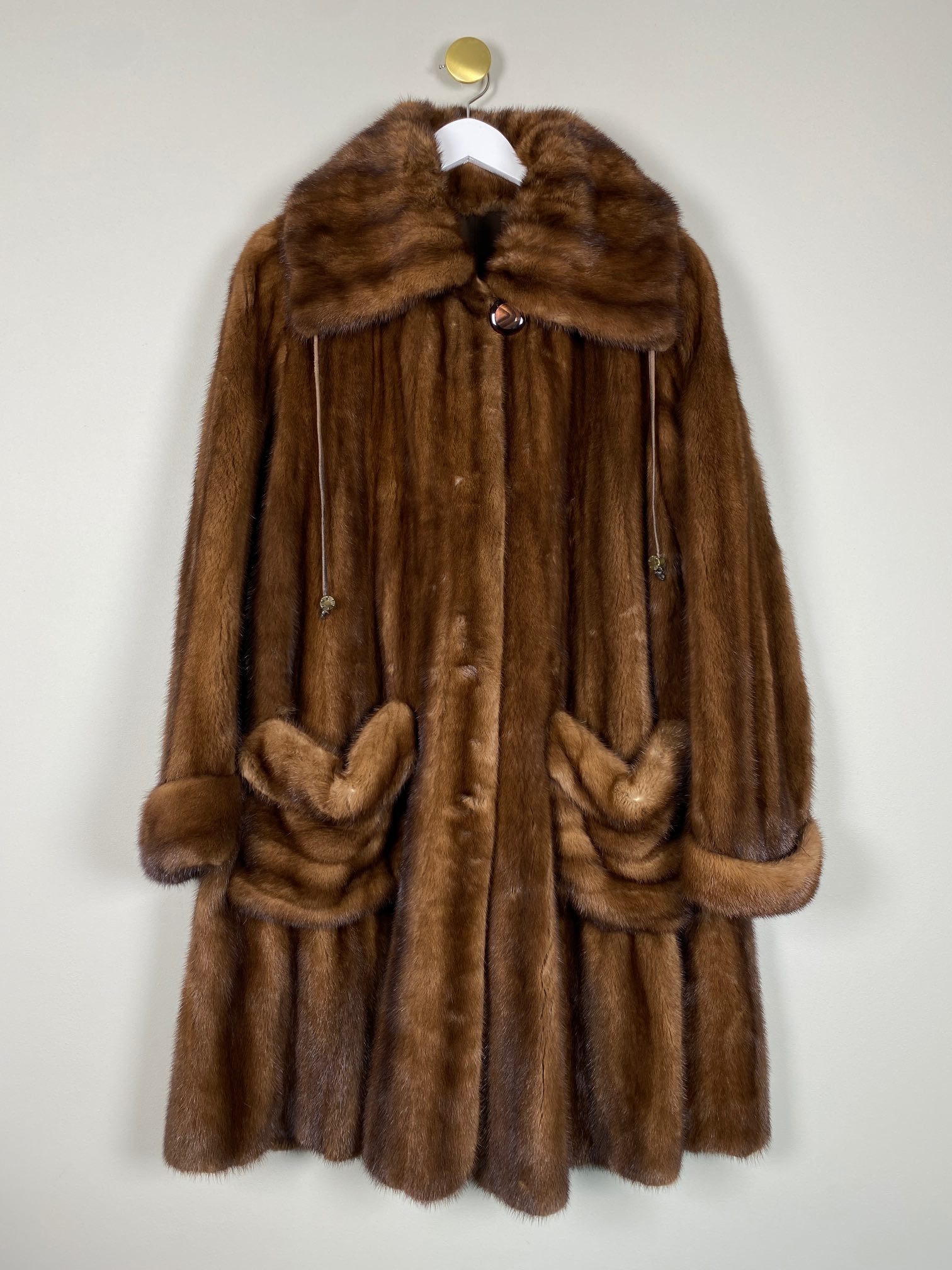 Saga Mink str. 40/42 <br/> med stor krave