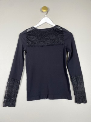Tim og Simonsen str. S/M <br/b> sort bluse med blondedetaljer