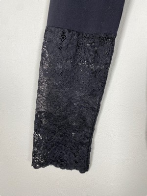 Tim og Simonsen str. S/M <br/b> sort bluse med blondedetaljer