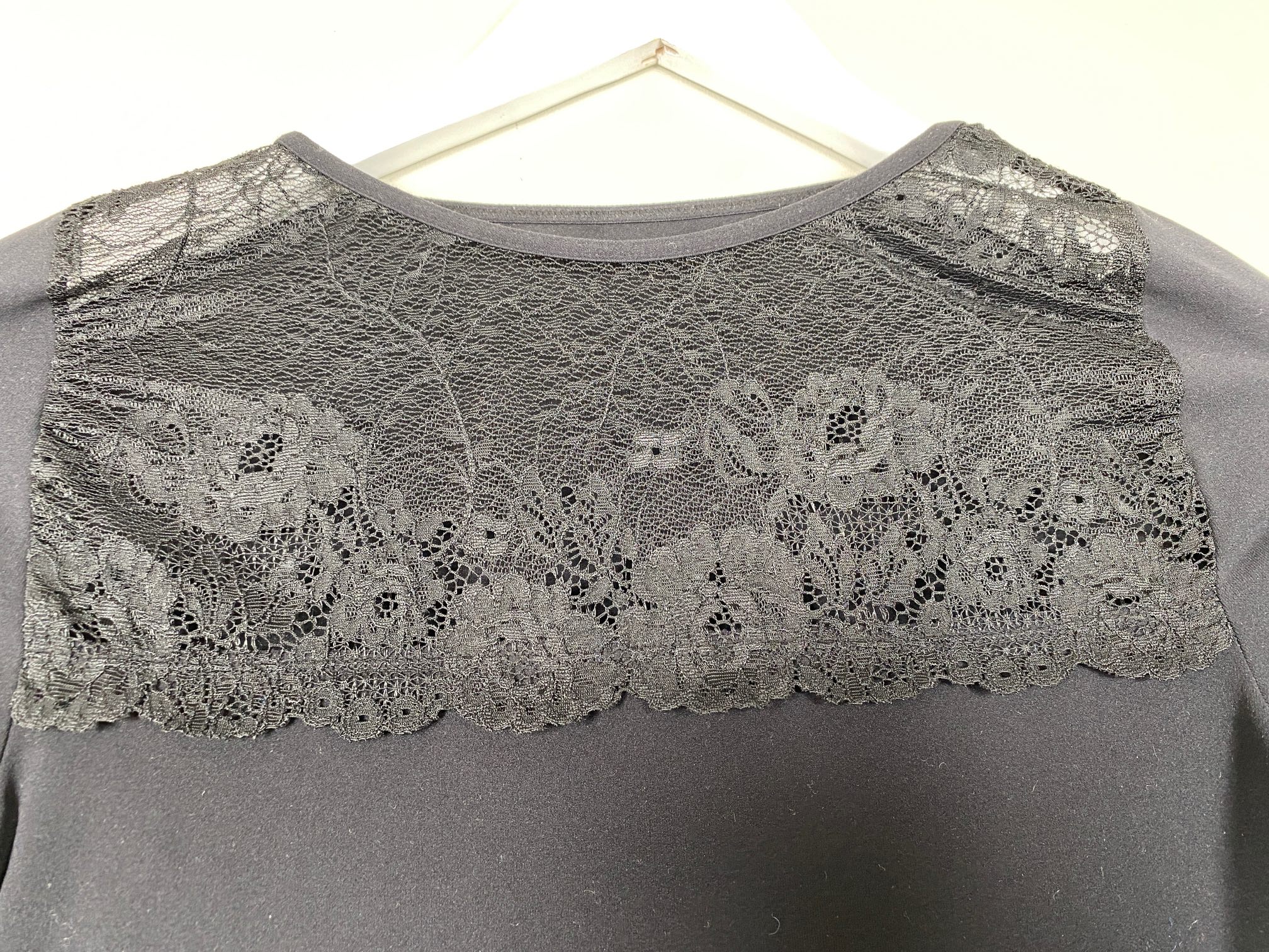 Tim og Simonsen str. S/M <br/b> sort bluse med blondedetaljer - Billede 3