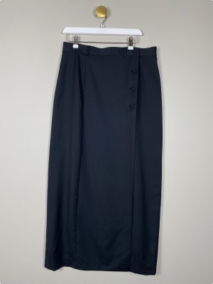 lang sort nederdel med slids og knappe detalje