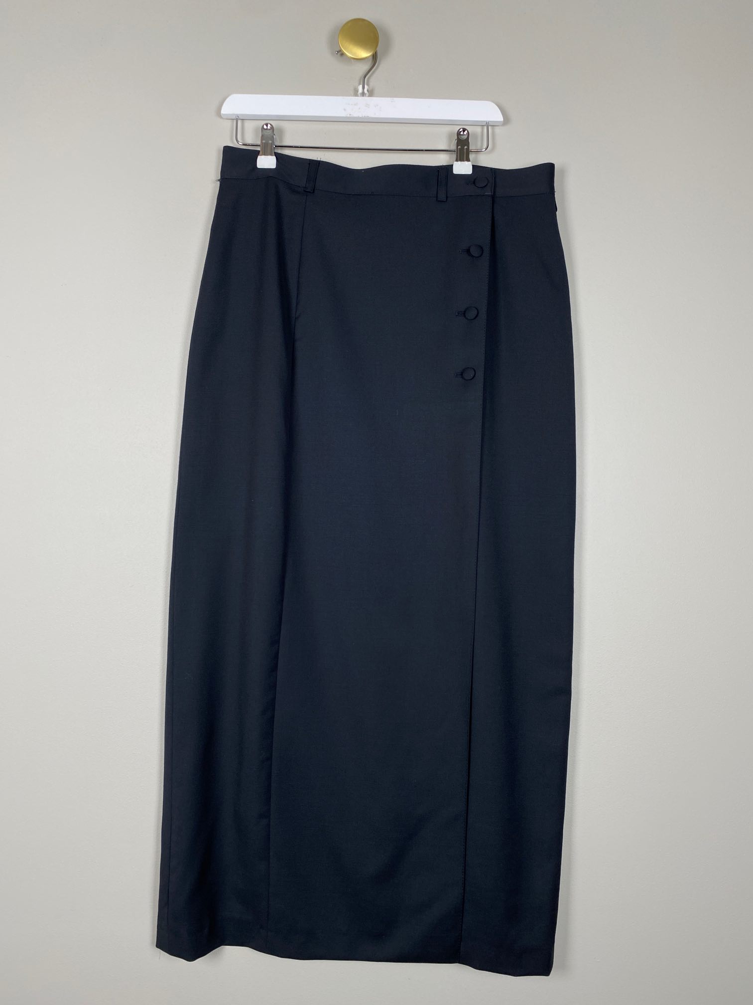 lang sort nederdel med slids og knappe detalje