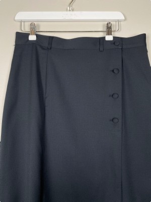 lang sort nederdel med slids og knappe detalje