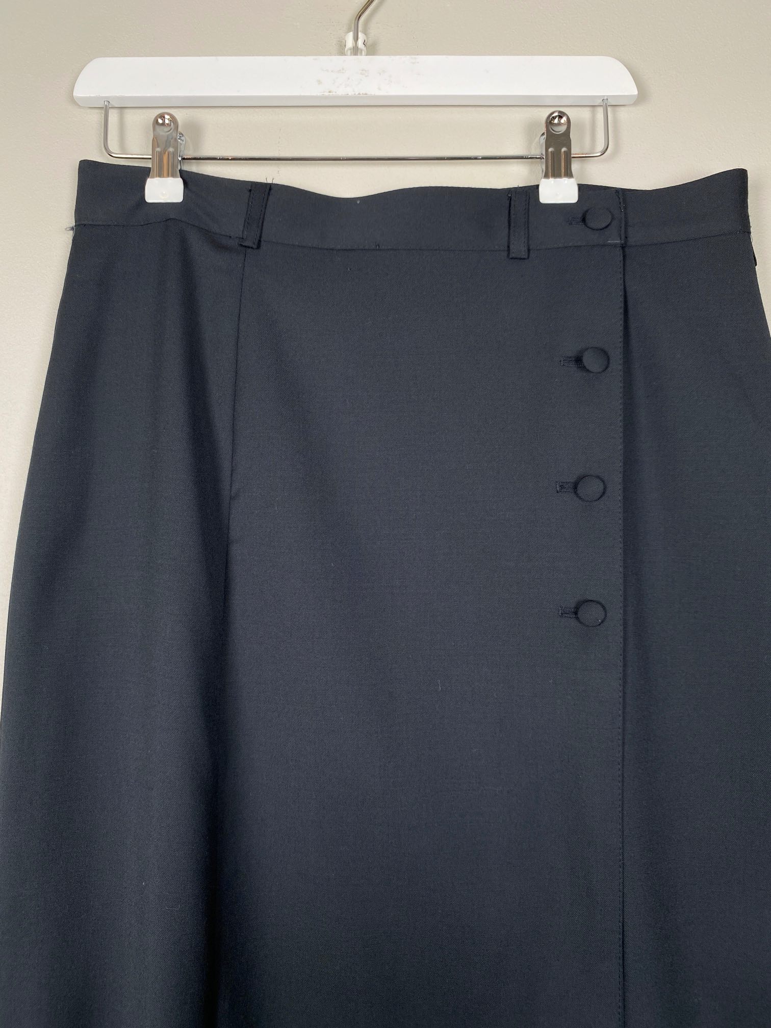 lang sort nederdel med slids og knappe detalje - Billede 2