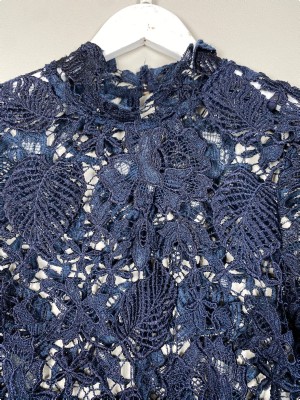 Blå blondebluse str. 36