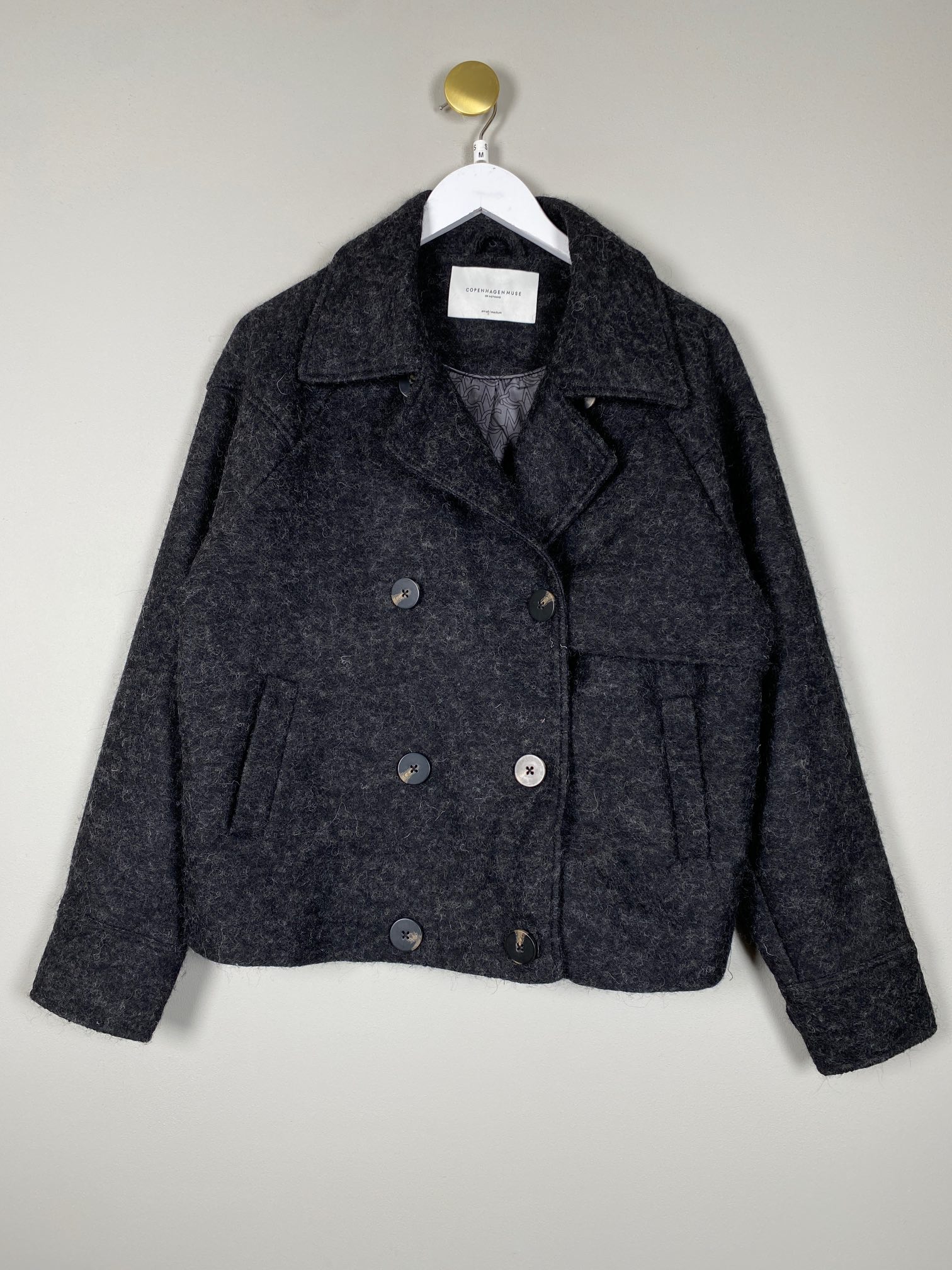 Copenhagen Muse str. S/M <br/> kort sort jakke med dobbeltradet knapper