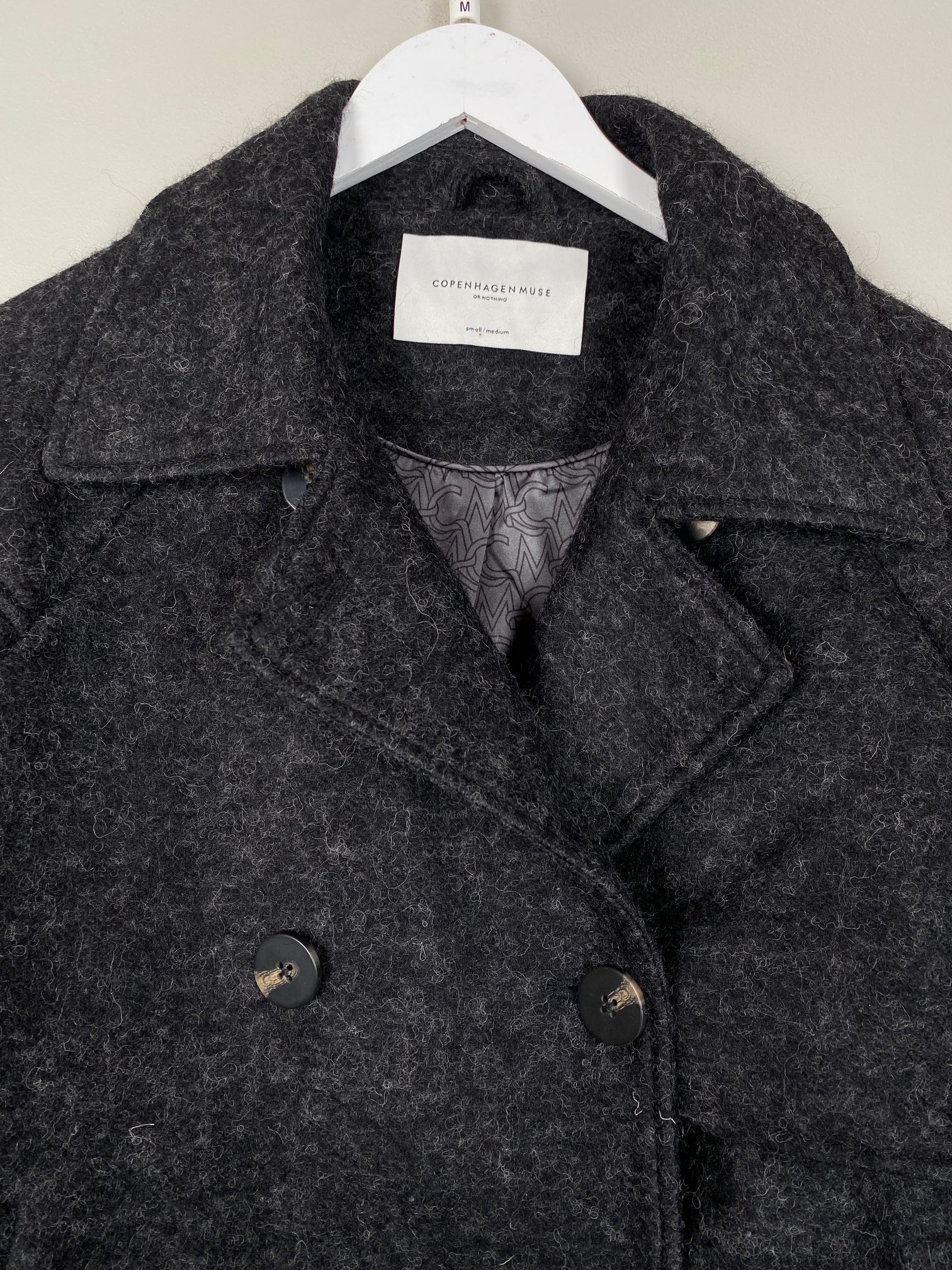 Copenhagen Muse str. S/M <br/> kort sort jakke med dobbeltradet knapper - Billede 2