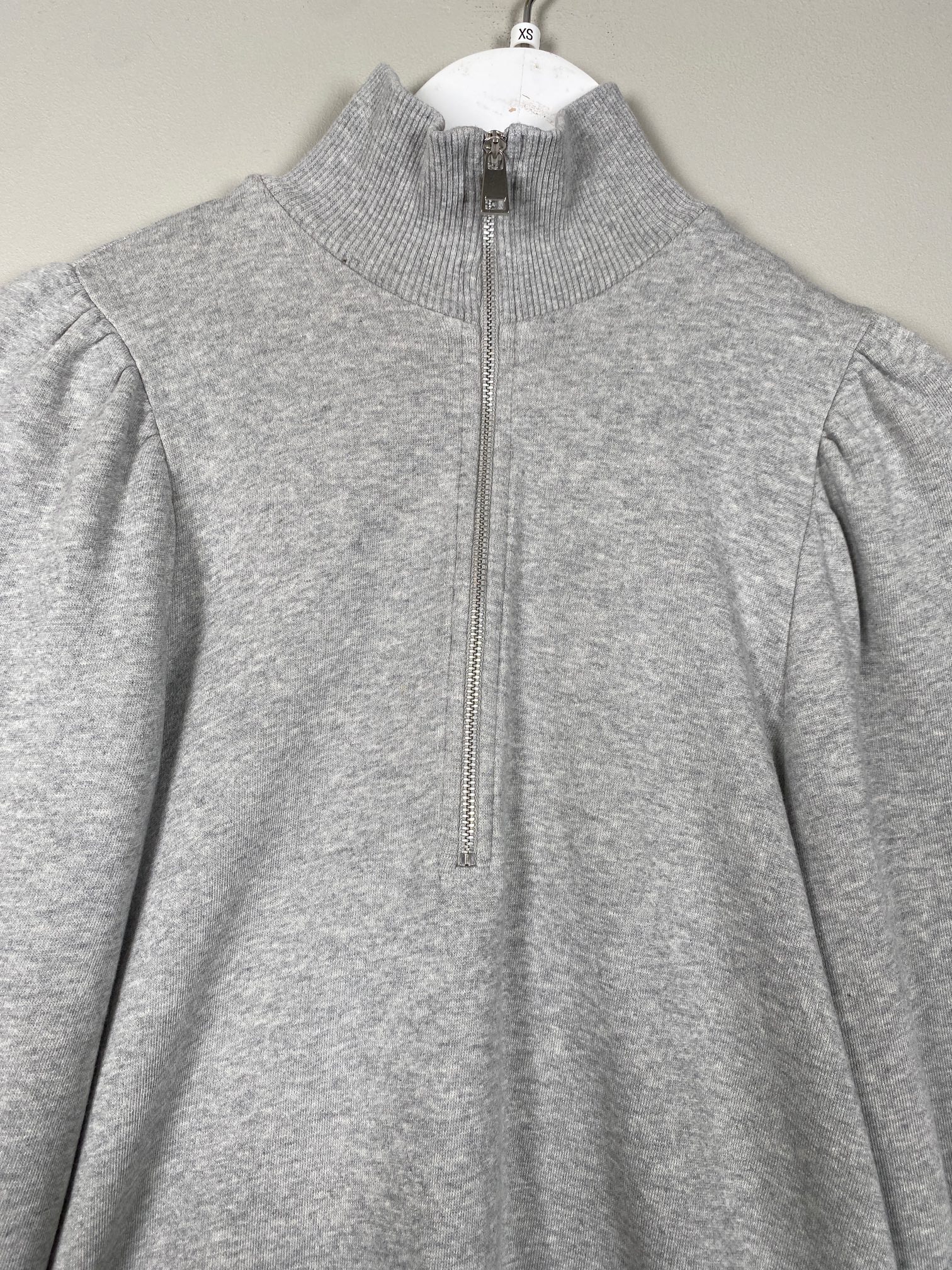 Gestuz str. XS <br/> grå sweatshirt med lynlås - Billede 2