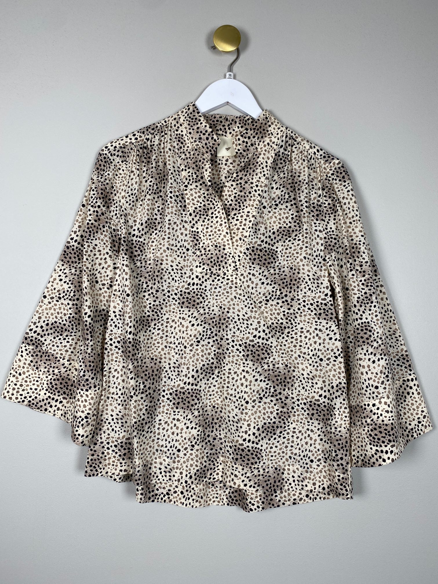 Julie Fagerholdt str. 36 <br/> bluse med skønt print