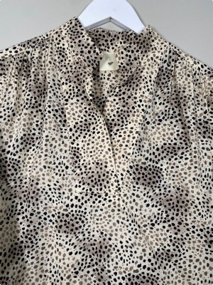 Julie Fagerholdt str. 36 <br/> bluse med skønt print