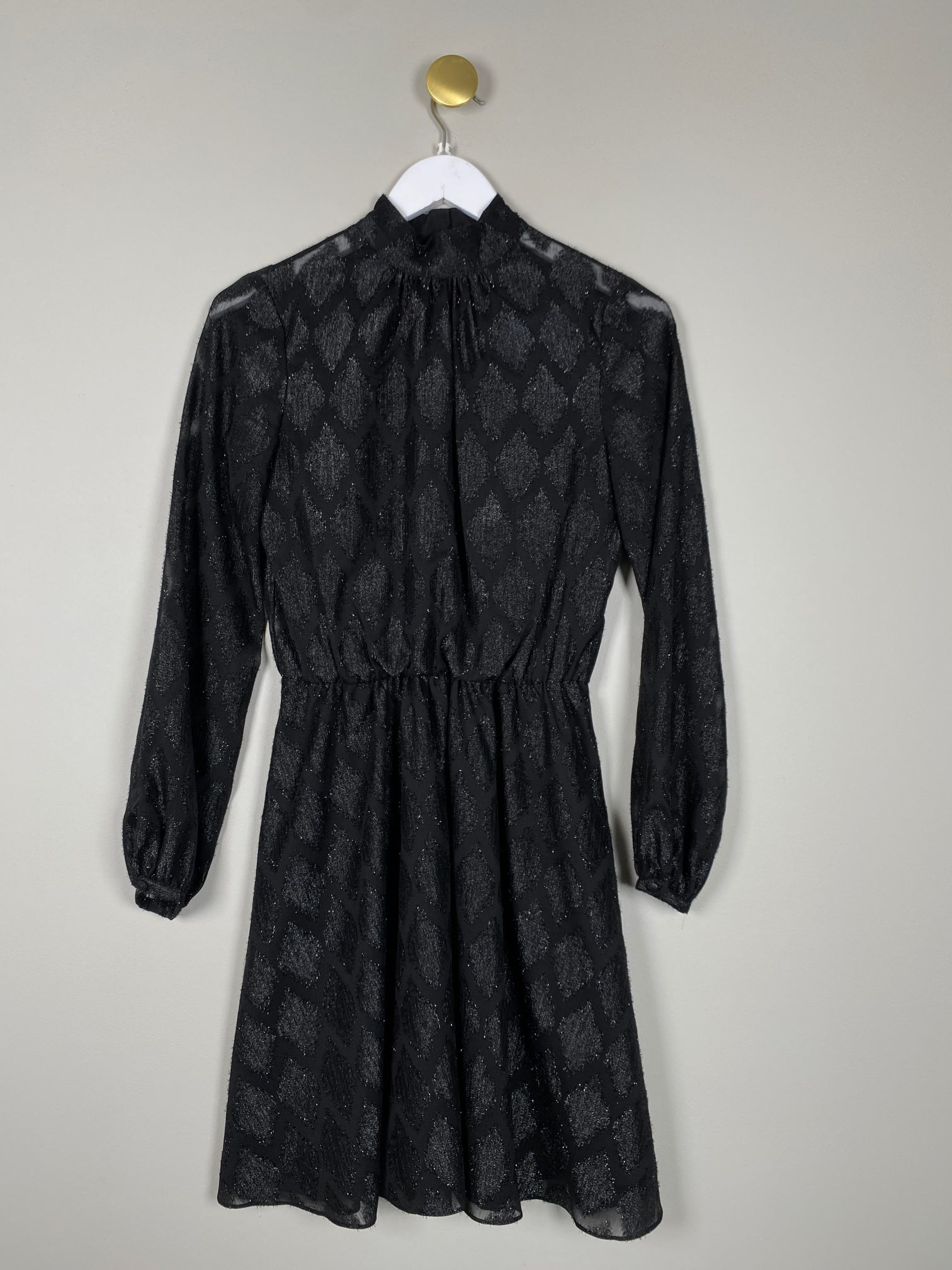 Karen Millen str. 36 <br/> glitrende sort kjole