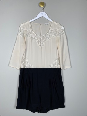 Patrizia Pepe str. 40 <br/> kort buksedragt med fine blondedetaljer